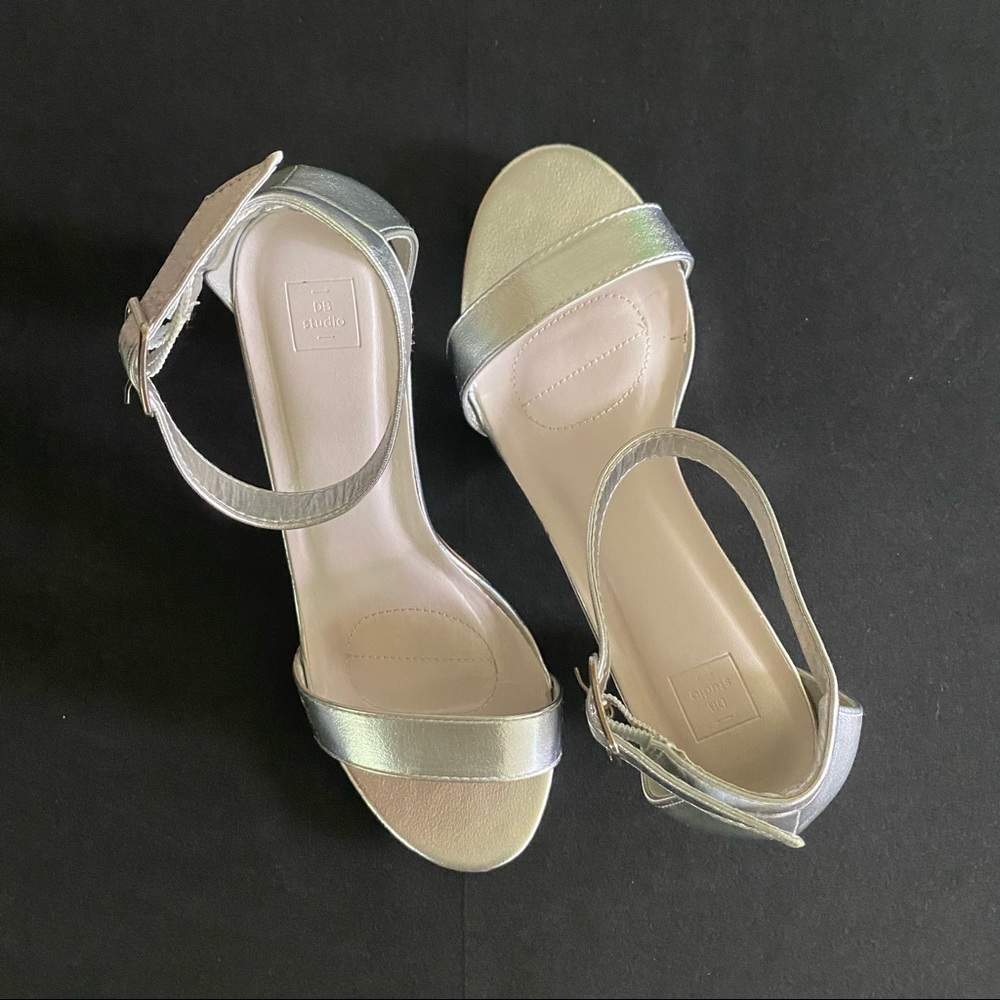 Silver Aryaw Heels Size 8W - Picture 3 of 11